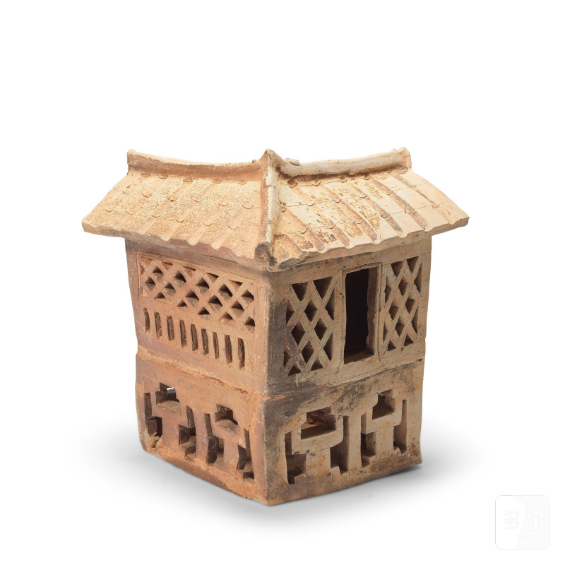 漢 陶屋、陶立俑及犬俑 | A POTTERY MODEL OF A HOUSE, A TERRACOTTA 'STICK' FIGURE AND A GLAZED BUDDHIST LION DOG - 图6